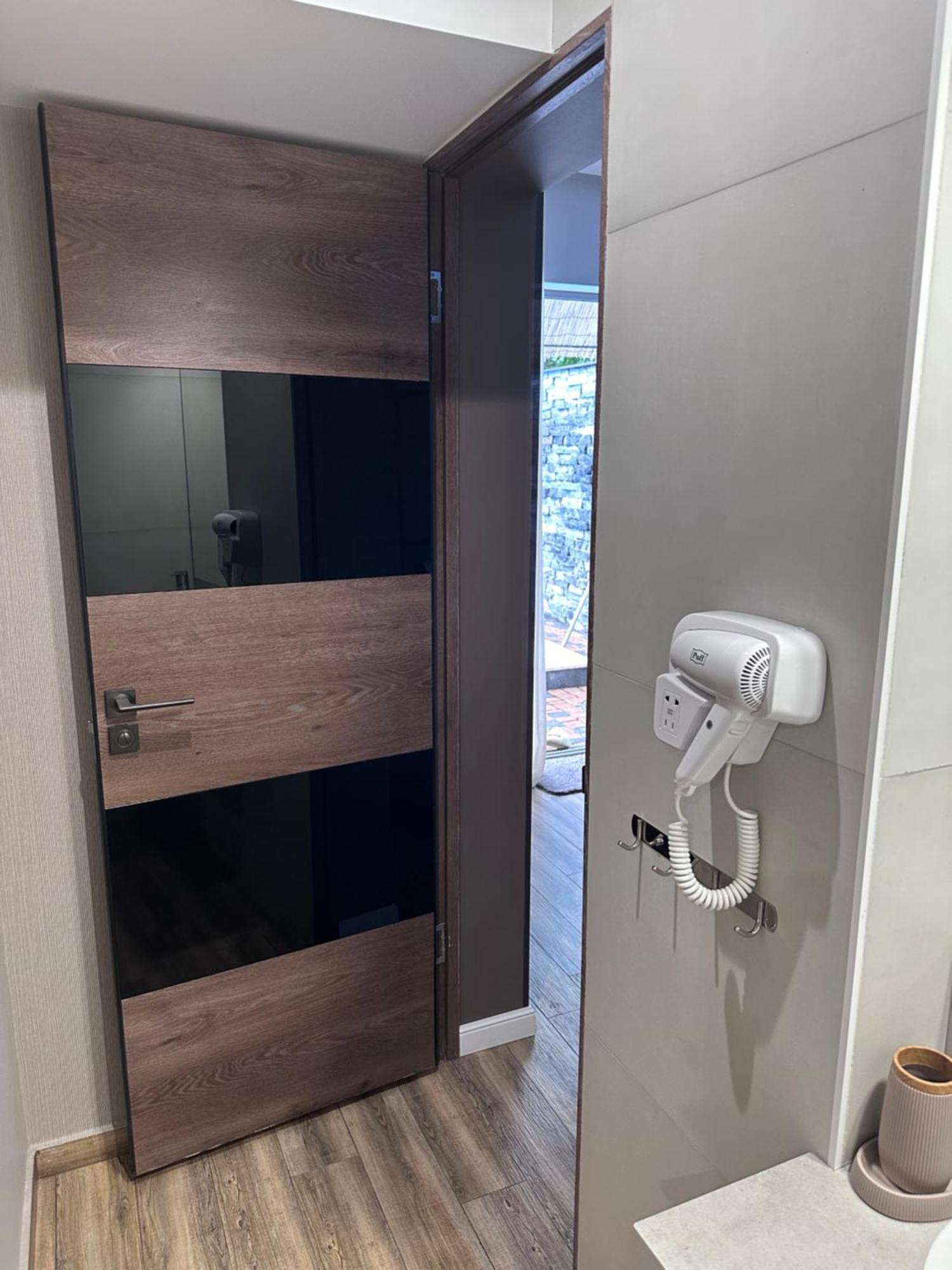 יירבאן Garden Lounge Hotel מראה חיצוני תמונה