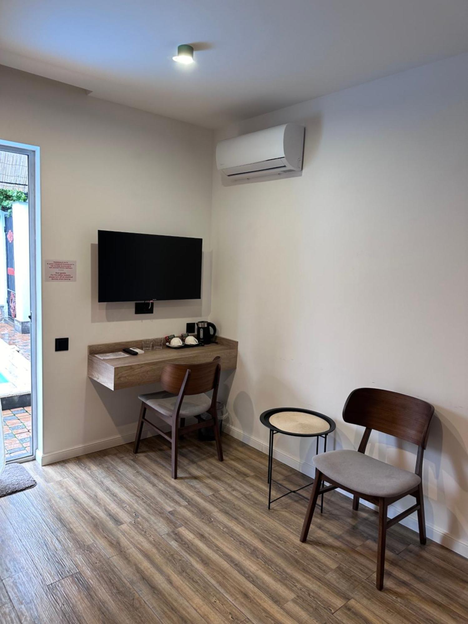 יירבאן Garden Lounge Hotel מראה חיצוני תמונה