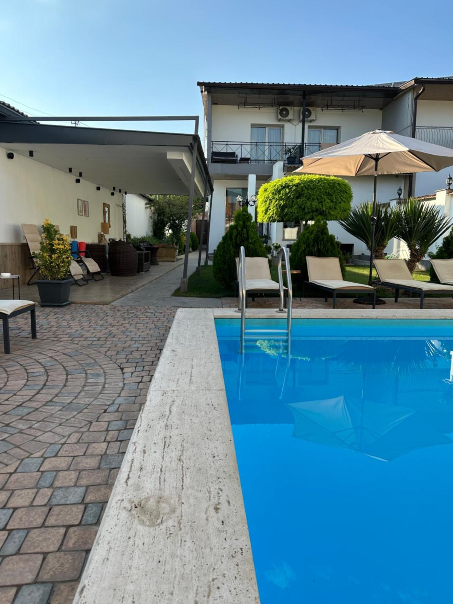 יירבאן Garden Lounge Hotel מראה חיצוני תמונה