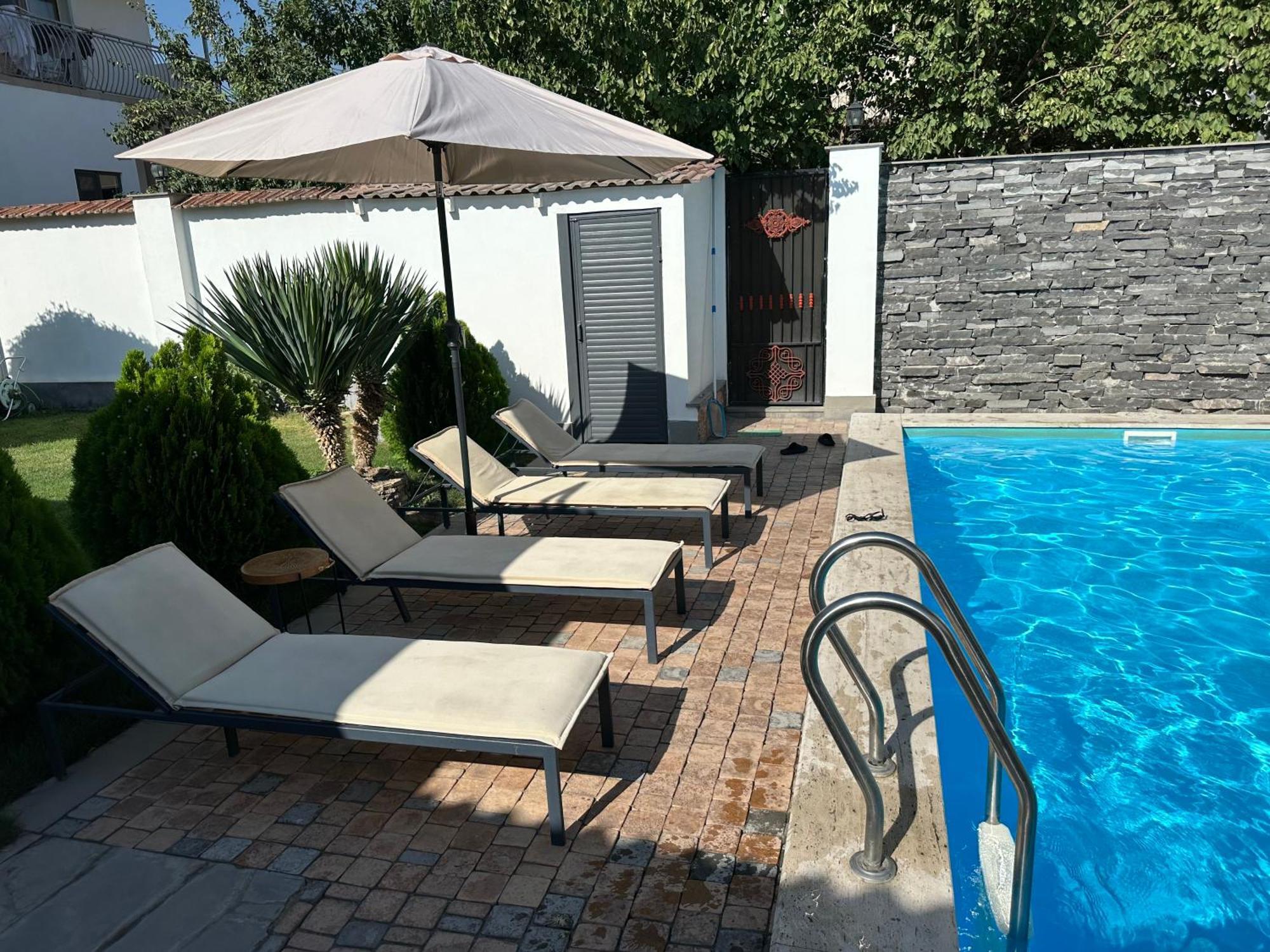 יירבאן Garden Lounge Hotel מראה חיצוני תמונה