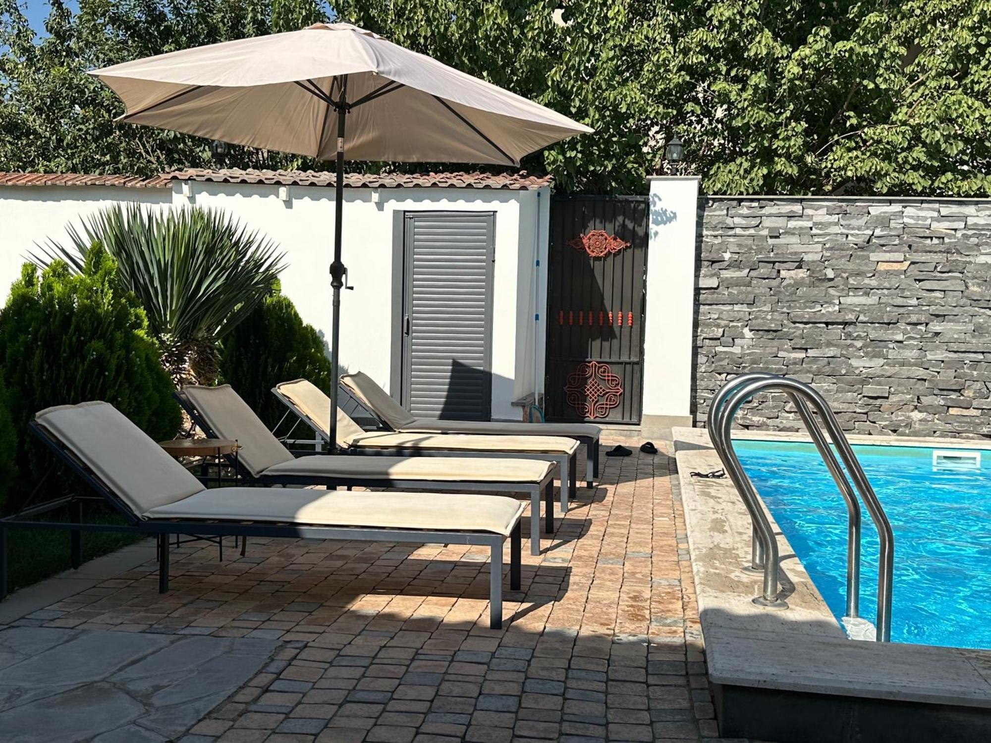 יירבאן Garden Lounge Hotel מראה חיצוני תמונה