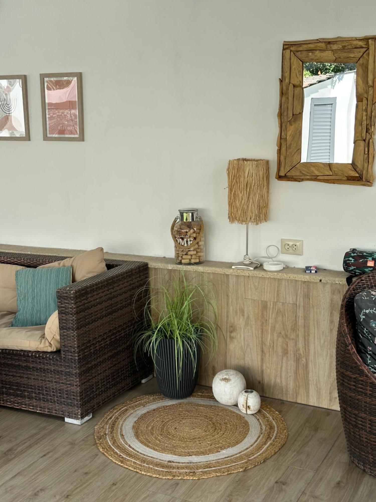 יירבאן Garden Lounge Hotel מראה חיצוני תמונה