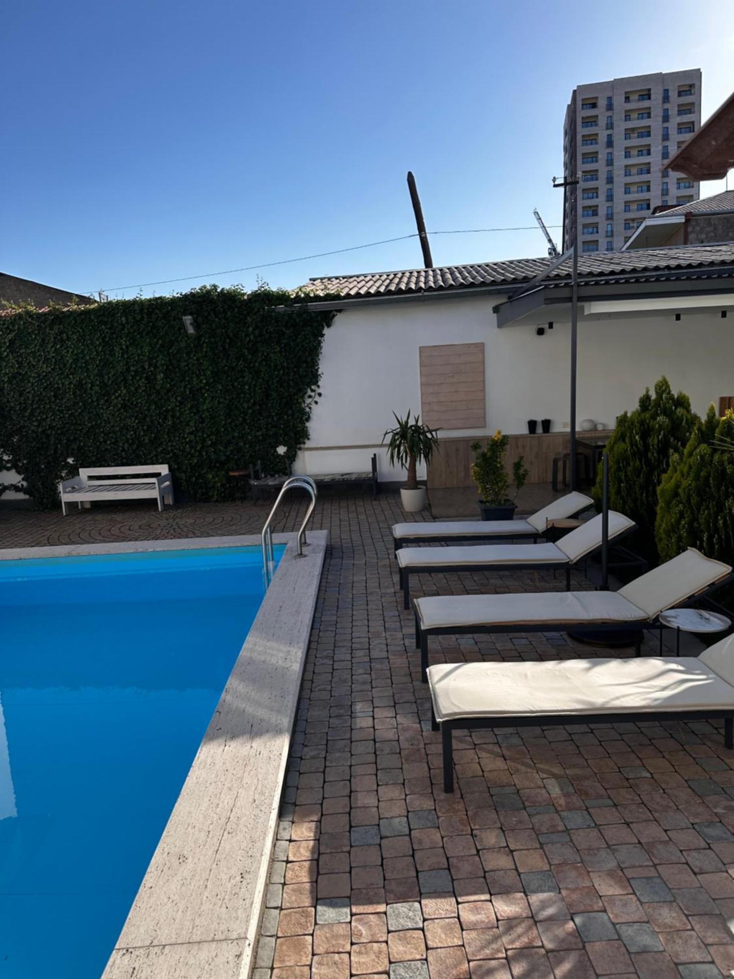 יירבאן Garden Lounge Hotel מראה חיצוני תמונה