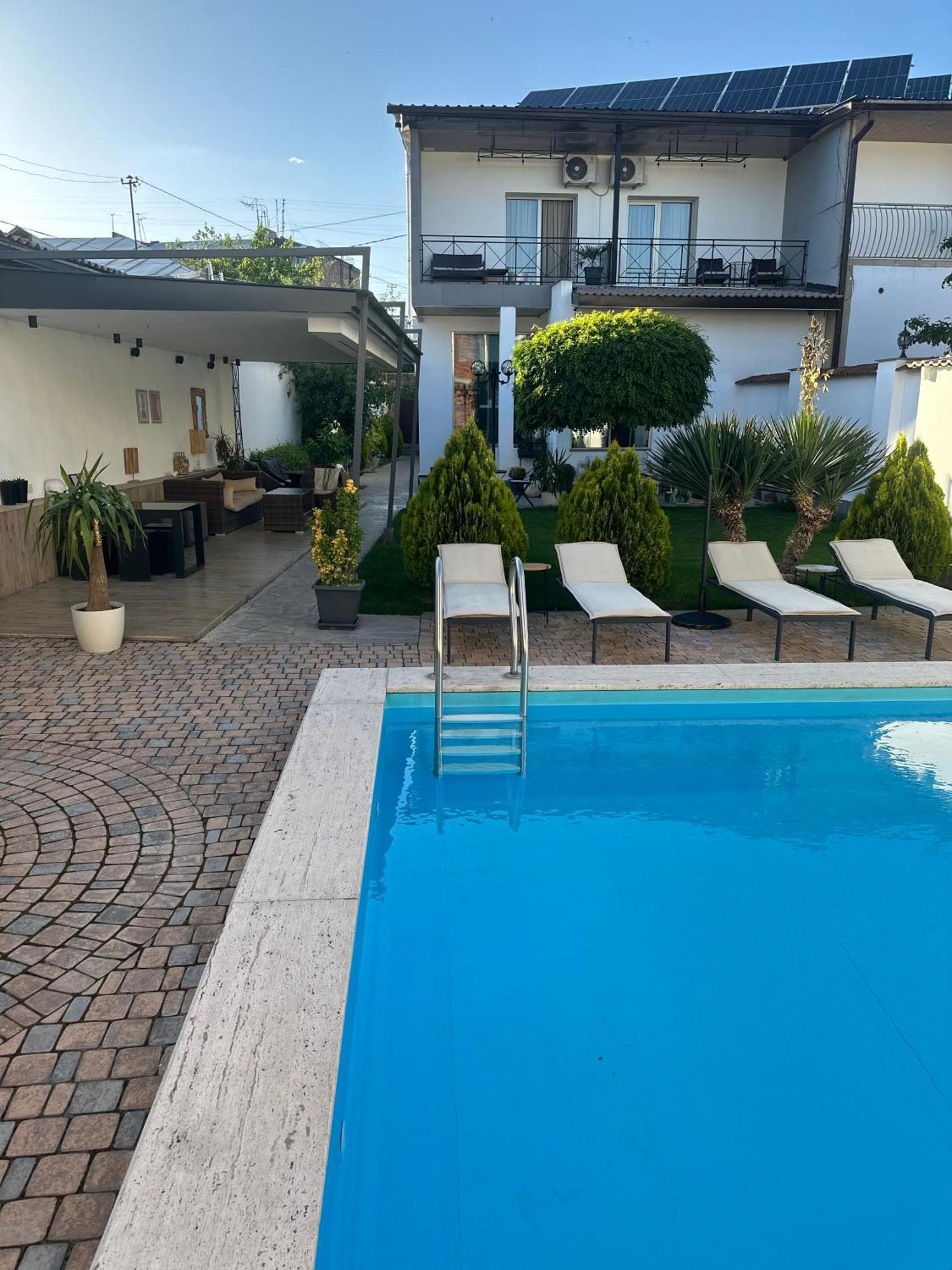 יירבאן Garden Lounge Hotel מראה חיצוני תמונה