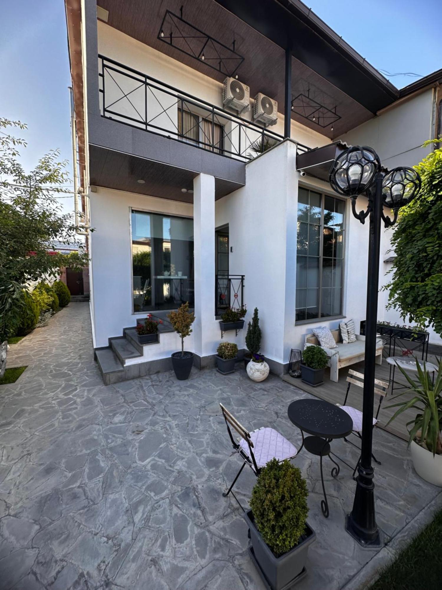 יירבאן Garden Lounge Hotel מראה חיצוני תמונה