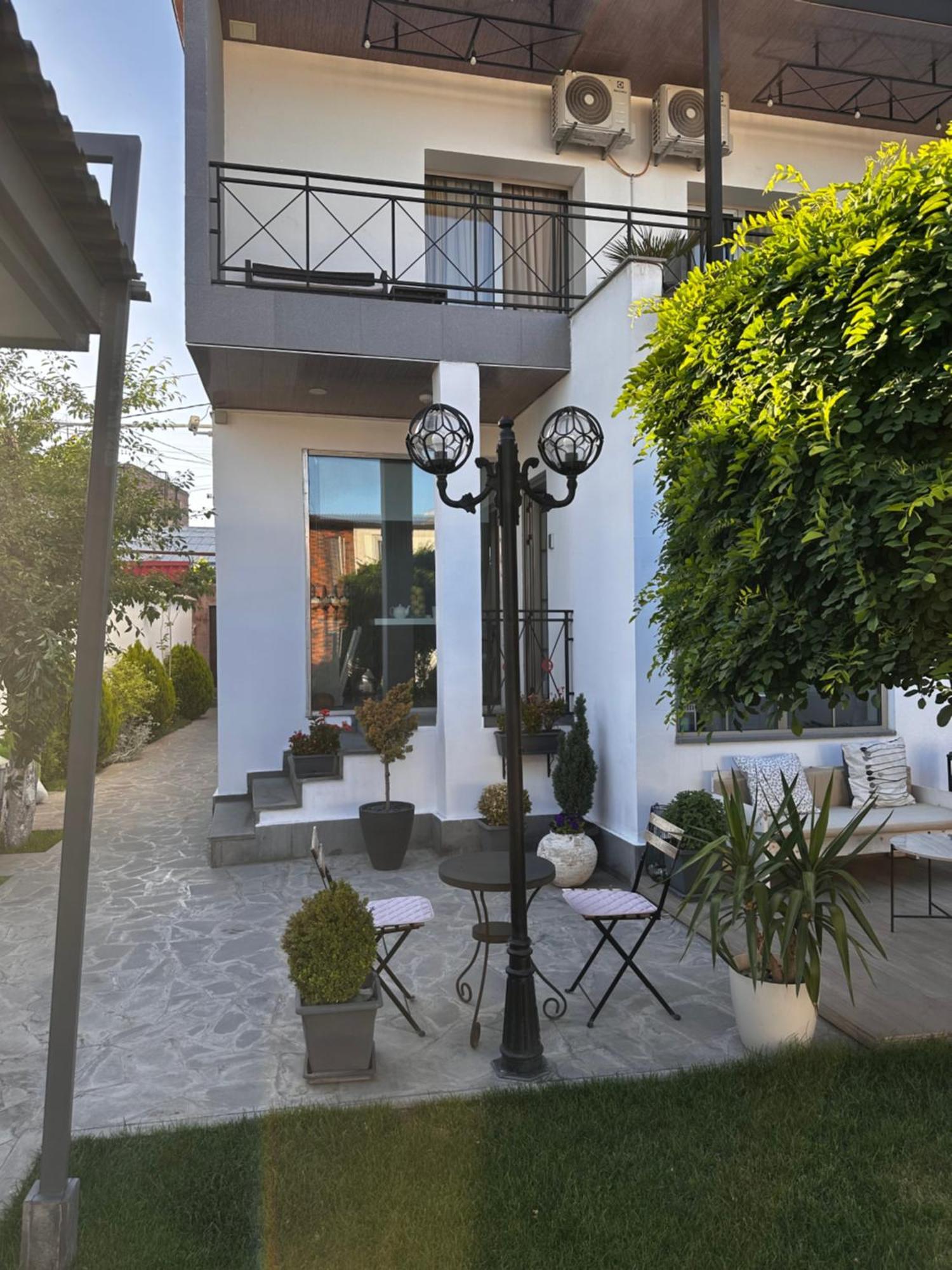יירבאן Garden Lounge Hotel מראה חיצוני תמונה
