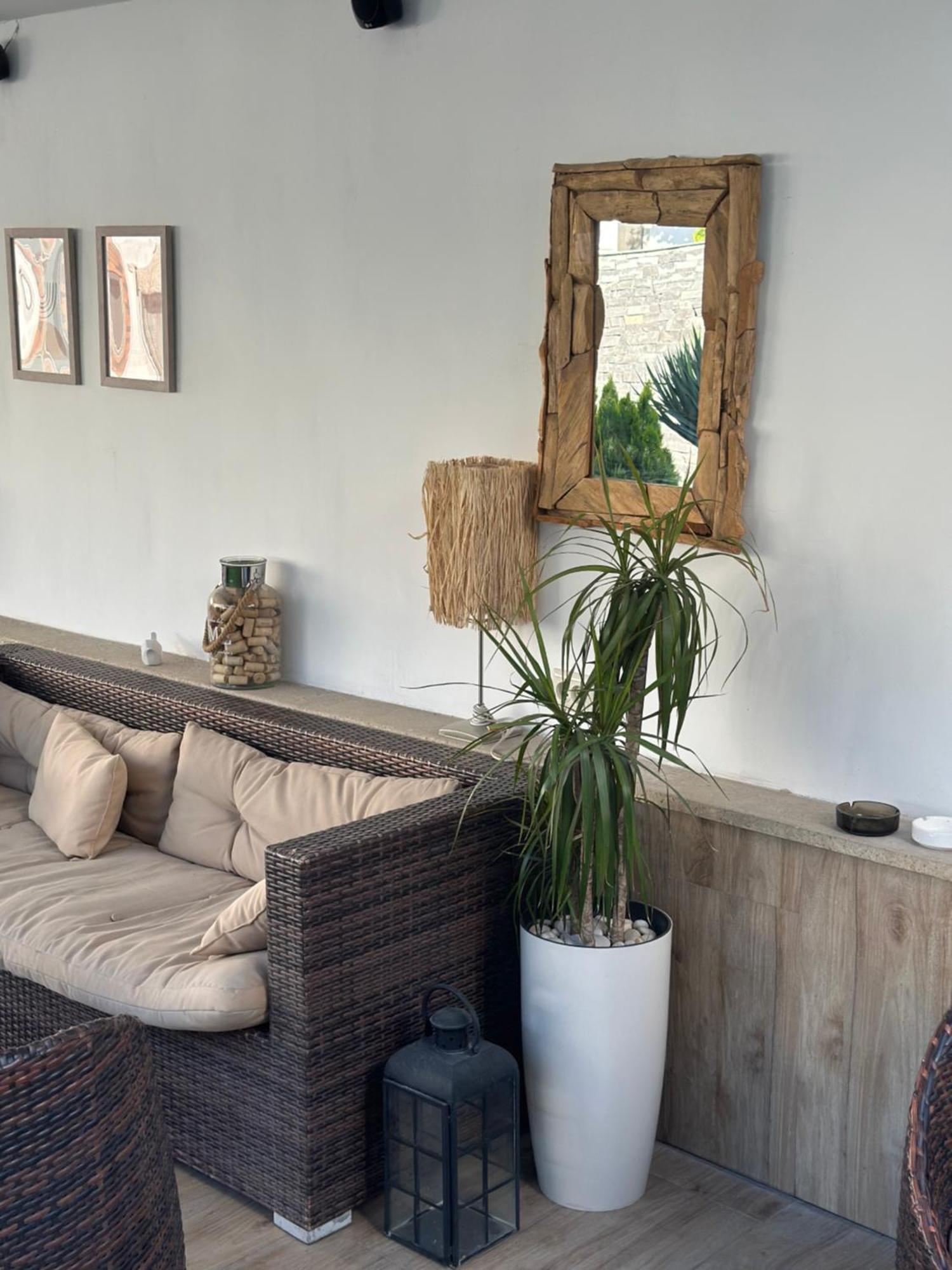 יירבאן Garden Lounge Hotel מראה חיצוני תמונה