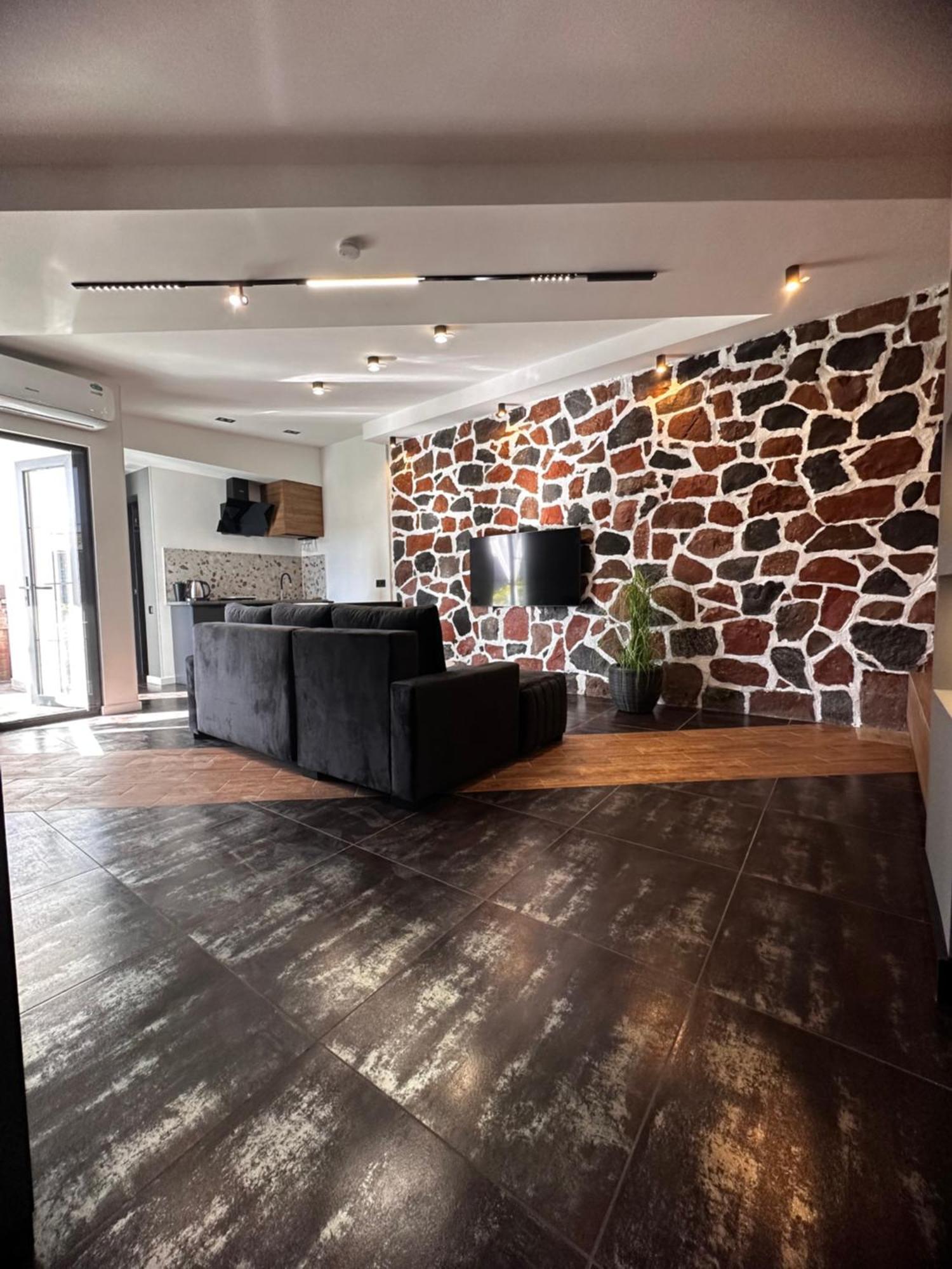 יירבאן Garden Lounge Hotel מראה חיצוני תמונה